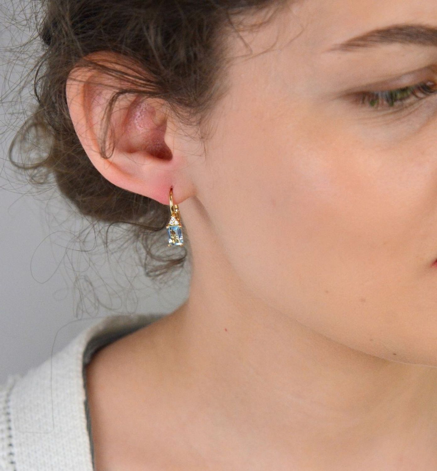 Kolczyki złote wiszące z niebieską cyrkonią, pr 585 KL 9022 585 Kolczyki złote wiszące, ozdobione prostokątną niebieską cyrkonią, wykonane z wysokiej jakości złota próby 585, 1.jpg